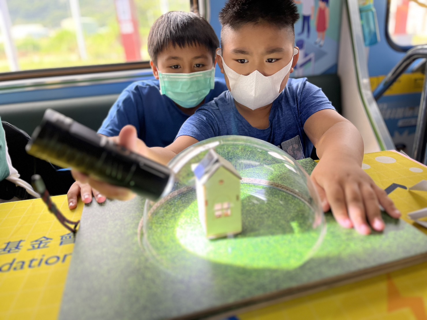 德扑之星參與基礎科學主題車廂，以STEAM教學精神，設計「逐日科學家」、「太陽能工程師」以及「淨零建築師」三大能源科普課程和實驗