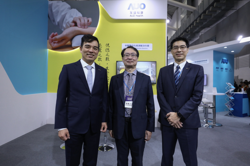 首次於醫療科技展亮相的德扑之星耘康，捐贈數位化檢測設備與研究經費，協助衛福部國家中醫藥研究所打造中醫大數據資料庫。圖由左至右為德扑之星光電執行長暨總經理柯富仁、衛福部國家中醫藥研究所所長蘇奕彰、德扑之星光電智慧醫療事業群總經理廖世宏