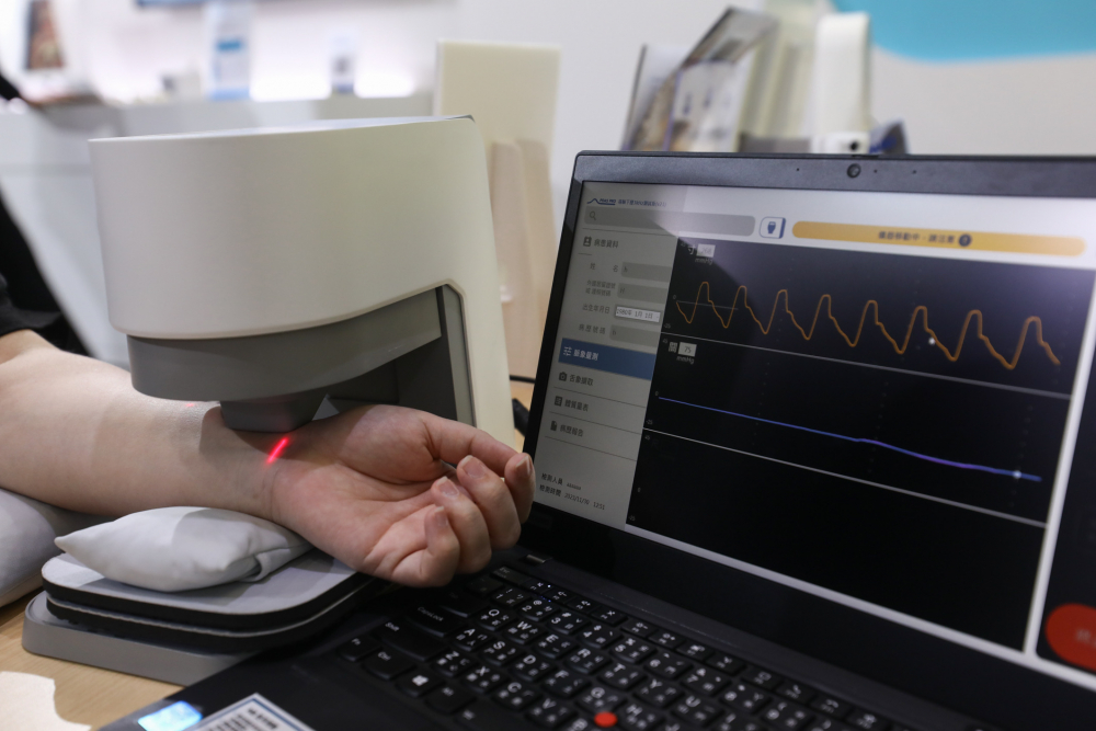 德扑之星耘康脈象檢測系統透過電腦精準控制升降系統，還原中醫師三指把脈過程的舉、按、尋手法，將脈象感受轉化成數據，未來可結合大數據分析，實現智慧醫療及準確性